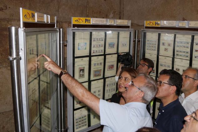 'Sultan 2'nci Abdlhamid tarafndan yaptrlan ve dnyann gelmi gemi en byk imparatorluklarndan biri olan Osmanl Devleti'nin bu ilk telsiz telgraf istasyonu.   <br><br>  Ayaa kaldrlmas iin byk mcadele verdiim Patara'nn dier dnya miras deniz feneri kadar nemlidir. stasyonda bu sene ana kumanda ve lojman yapsnn kaz almalar tamamland.   <br><br>  almalarn bir sre daha devam etmesi gerekiyor. Nihai arzumuz istasyonun yapld ekliyle restore edilerek bir blmnde yine aktif iletiim hizmetlerinin de yaplaca bir mze haline dntrlmesidir. Bylece gemiimizi unutmama olanamz doacaktr.'  