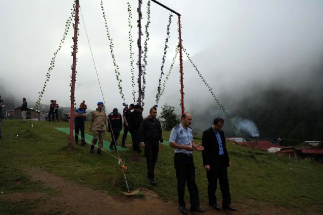 Rize'nin amlhemin ilesindeki nl turizm merkezi Ayder Yaylas'nda kaak yaplan salncaklar kaldrld.     