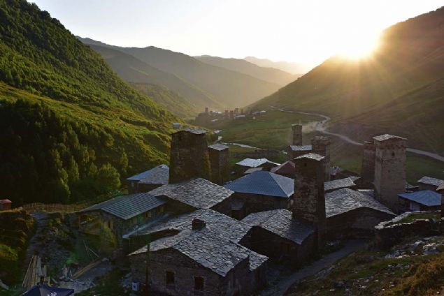 'ok fazla deiime uramam ve tarihi zelliini korumaya devam ediyor. Yaplar, har kullanlmadan talarla oluturulmu. atlarda plak eklinde doal talar kullanlarak oluturulmu...  