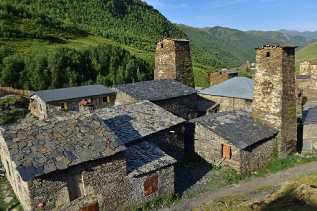 nsanlarn kendi yaamlarn korumak amacyla yapt zel yaplar var. Burada her bir aile grubu kendi kalesini yapm. Bylece d saldrlardan kendilerini korumaya alm. ok fazla sayda Svan kuleleri ve hara zirvesinin o muhteem grnts bu blgeye ok byk bir anlam yklyor.'  