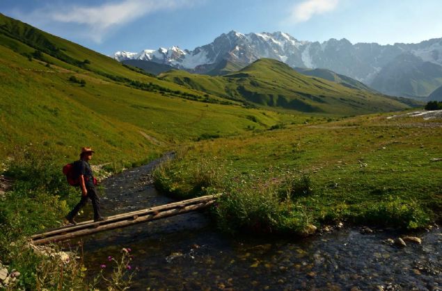 'Buras, UNESCO Dnya Kltr Miras Listesi'nde yer alan Avrupa'nn srekli yaanlan en yksek rakml ky, Grcistan'n da en yksek zirvesi. ok gzel bir vadi, bin yllk Svan kuleleri ve hara Da buzullar ve heybetli grntsyle byleyici. Burada hayal dnyasn gereklie tayan bir ortam var.' diye konutu.  