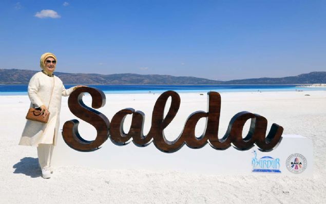 Burdur'da beyaz kumsallar ve turkuaz rengi nedeniyle 'Trkiye'nin Maldivleri' olarak nlenen Salda Gl'n gezen ve yaplan almalar hakknda bilgi alan Cumhurbakan Recep Tayyip Erdoan'n ei Emine Erdoan, 'Gerekten grnce mutmain oldum. Btn halkmzn da mutmain olmasn tavsiye ediyorum. O halden bu hale gelii, gerekten ok gzel bir giriim. Bakanlmz tebrik ediyorum.' dedi.  