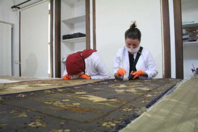 JAPON PARAVANININ ASTARINDA GAZETE KUP�RLER� BULUNDU  <br><br>  Japon karavan�nda bulunan gazete kup�rleri hakk�nda bilgi veren Milli Saraylar �daresi restorasyondan sorumlu Ba�kan Yard�mc�s� Prof. Dr. Ahmet �apo�lu,  <br><br>  'Paravan�m�z 6 par�adan olu�makta. Asl�nda varl���yla Osmanl� �mparatorlu�u ve Japonya aras�ndaki k�lt�rel ili�kilere ���k tutuyor...    