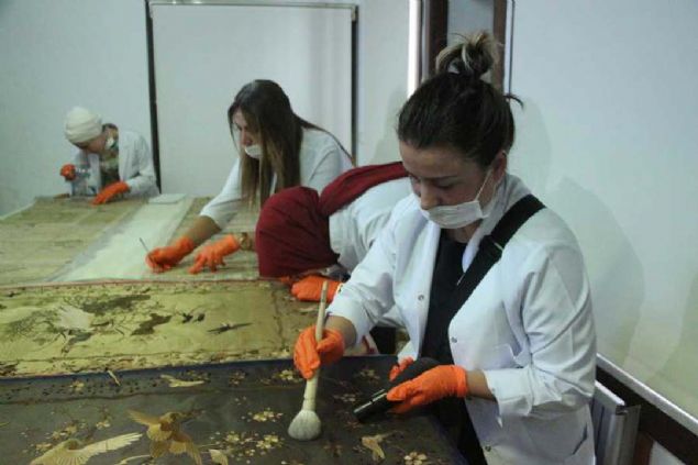 Nihon Shishu el i�lemesi tekni�iyle i�lenmi�. Bu eserdeki a��nm��l�klar ve hasarlar tespit edilirken, astar�n� a�t�klar�nda burada g�r�len 22 adet gazete kup�r� tespit edildi. �ncelemeler ve ara�t�rmalar ilgi �ekti.   