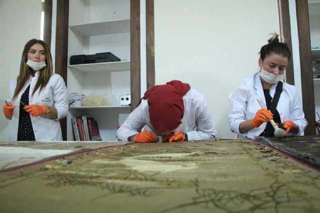 132 y�ll�k ge�mi�i olan bir paravan Milli Saraylar envanterinde �nemli say�da Japon eseri var. Hatta Dolmabah�e Saray�'nda Japon Salonu olarak adland�r�lan sergileme mekan�m�z var...   