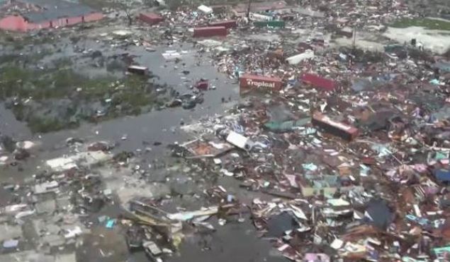 Baz semtlerde neredeyse evlerin tm yok olmu durumda, tek tk binalar gze arpyor.        