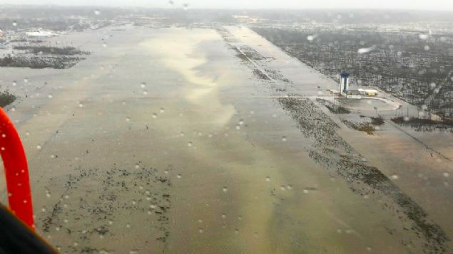 Pistlerin tmyle kaybolduu Marsh Harbour'da yalnzca kule ayakta kalm gibi grnyor.        