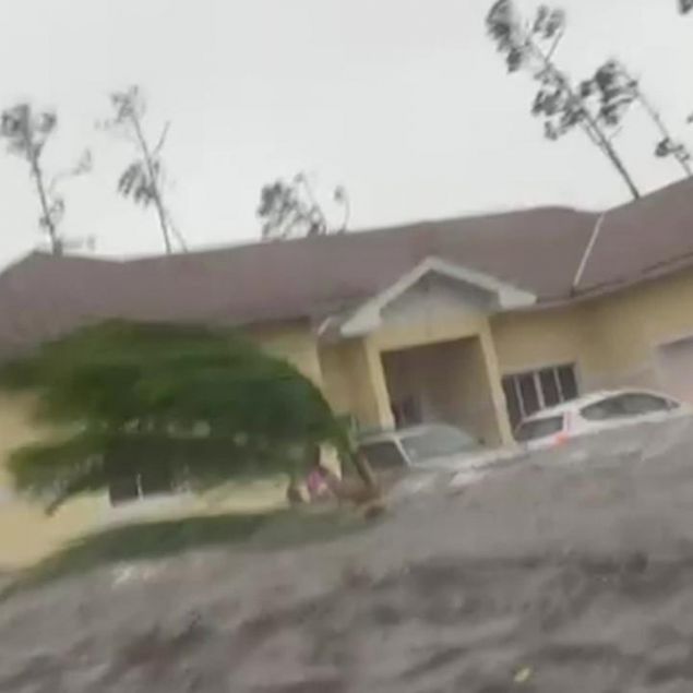 Aa dallarna da tutunan kurbanlar, en sonunda botla gelen kurtarma ekiplerine ulamay baaryor.     