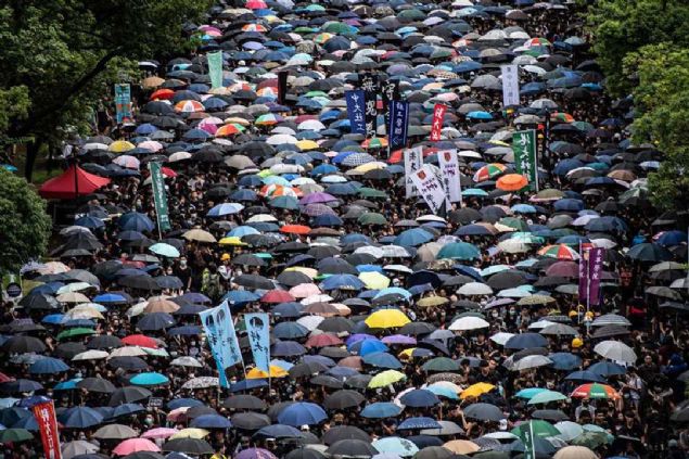 Hong Kong ynetimi, protestolara yol aan sulularn in'e iadesiyle ilgili yasa tasarsn geri ekeceini aklad. 