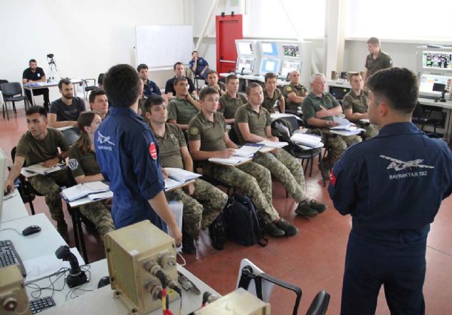 Ukrayna Savunma Bakanlığından yapılan yazılı açıklamada, Ukraynalı askerlerin, Bayraktar TB2 İHA'ların kullanımına yönelik Türkiye'de eğitim aldığı belirtildi. 