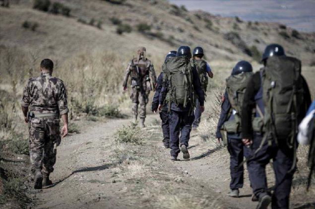 Sabah farkl bir gzergahtan yryerek zel Harekat Bakanlna gelen kursiyerler, burada oluturulan parkurdaki tnellerin iinden srnerek geti ve belirlenen hedeflere ulat. 