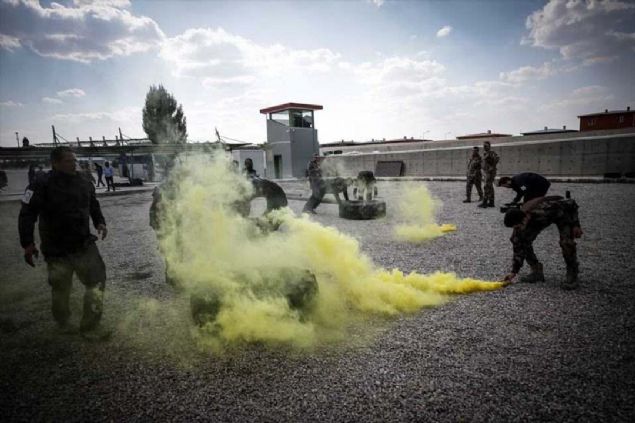 Zorlu arazi koullarnda yaklak 5 kilometre yryen kursiyerler, geceyi kendi yaptklar mevzilerde geirdi. 