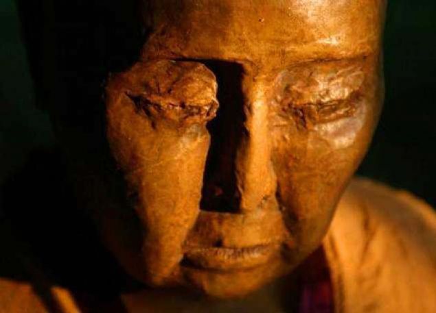 ok kk yata ksz kalan Itigilov, 16 yanda Buryatya'daki budist tapnana katlarak eitimine balad.   <br><br>  1911 ylnda birka dier rahiple birlikte Hambo Lama (blgenin dini lideri) olmaya aday gsterildi ve bu nvana sahip olduu dnemde yaad blgede budizm inancn glendirerek dinin farkl fraksiyonlarn tek bir at altnda toplad.  