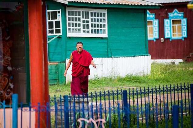 Ancak nasl olursa 2. Cihan Harbi'nin ardndan Josef Stalin merhamete gelir ve budistlere Buryatya yaknlarndaki bir vadiye ibadethanelerini tekrar ina etmeleri iin izin verir.   <br><br>  bdatlerini gerekletirmeleri iin uygulanan bask tamamen ortadan kalkmasa da budistler tapnaklarn ina eder ve burada yaamlarn srdrmeye balarlar.   