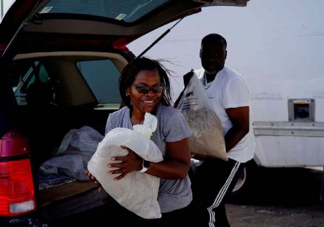 ABD'nin do�u k�y�lar�na ula�an, g�� kazanarak kategori 3'e y�kselen ve bir s�re sonra yeniden kategori 2 seviyesine gerileyen Dorian Kas�rgas�, G�ney ve Kuzey Carolina eyaletlerinde etkili olmaya devam ediyor. 