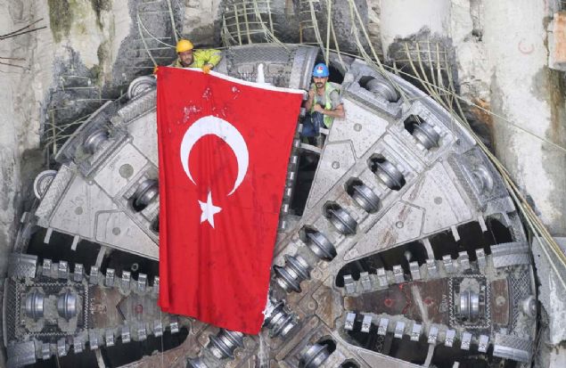 'Trkiye'de ilk defa bir metro projesinde 10 adet TBM kaz makinasn ayn anda kullanyoruz. Projenin bugne kadar kazlan ksmnda hz asndan dnya rekoru krld.' dedi. 