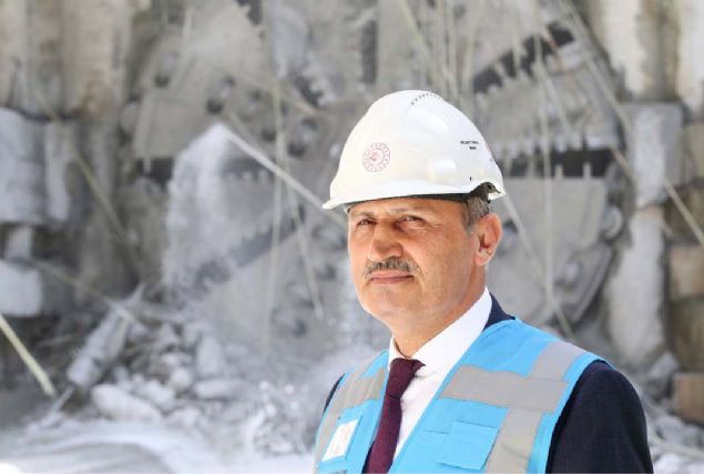 Ulatrma ve Altyap Bakan Cahit Turhan, Gayrettepe-stanbul Havaliman hattnn Trkiye'nin ilk 'hzl metro' sistemi olacak ekilde projelendirildiini belirterek,  