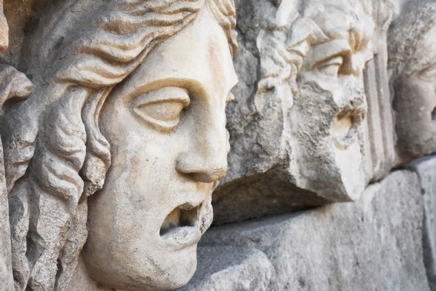 <p style='box-sizing: border-box; margin: 0px 0px 10px; padding: 0px; border: 0px; list-style-type: none; color: rgb(51, 51, 51); font-family: "Roboto Condensed"; font-size: 19px;'>  	Kazı çalışmalarının devam ettiği antik tiyatroda bu yıl, 2 bin 200 yıl öncesine ait kalıntıların da bulunduğunun bilgisini veren Söğüt, şunları dile getirdi: "Tiyatronun sahne binasında yürütülen kazı çalışmalarında kabartmalar bulduk. Bu kabartmalarda en önemli grubu masklar oluşturuyor. Daha önce burada 16 mask bulmuştuk şu anki kazılarda da 17 maskı gün yüzüne çıkararak korumaya aldık. Burada tiyatronun her iki yan girişlerine ve sahne binası dış cephesine ait maskların büyük bir kısmını bulmuş durumdayız. Bu bizim için çok sevindirici. Tiyatroda maskların bulunması kazılarda gözükebiliyor. Ama bizim gün yüzüne çıkardığımız masklar biraz farklı. Bunlar farklı kültürlere ve inançlara ait pek çok tanrı ve tanrıça ile insanlara ait betimlemeler. Onların da ötesinde bulduğumuz masklar olağandan çok daha kabarık olarak betimlenmiş."</p>  <div>  	 </div>