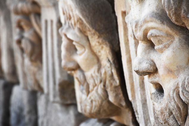 <div class='newsdetailwrap' style='box-sizing: border-box; margin: 0px; padding: 0px; border: 0px; color: rgb(51, 51, 51); font-family: "Roboto Condensed"; font-size: 14px;'>  	<div class='text-area' style='box-sizing: border-box; margin: 0px; padding: 0px; border: 0px; font-size: 19px; line-height: 1.48;'>  		<p style='box-sizing: border-box; margin: 0px 0px 10px; padding: 0px; border: 0px; list-style-type: none;'>  			Tiyatroda kazı çalışmalarında bulunan maskların bulunduğu blokları kentteki taş hastanesine getirerek temizleme ve koruma çalışması başlattıklarını anlatan Söğüt, tüm çalışmalar tamamlandığında maskların en güzel şekilde aslına uygun bir biçimde ziyaretçilere de açılacağını bildirdi.</p>  		<div>  			(AA)</div>  	</div>  </div>