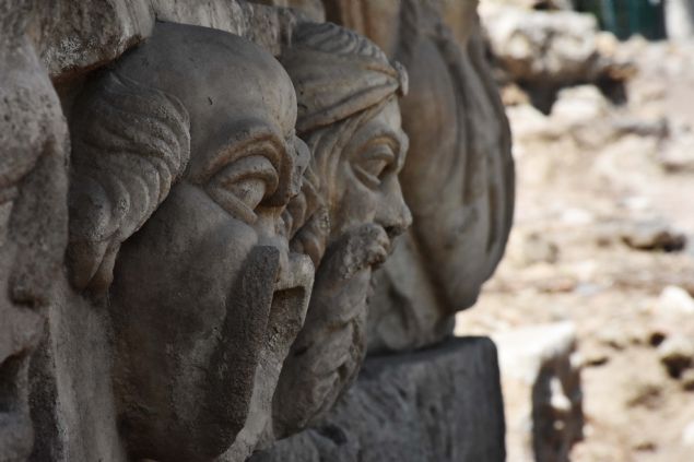 <p style='box-sizing: border-box; margin: 0px 0px 10px; padding: 0px; border: 0px; list-style-type: none; color: rgb(51, 51, 51); font-family: "Roboto Condensed"; font-size: 19px;'>  	Kentte antik dönemden bugüne pek çok yapıda çalışma yürüttüklerini belirten Söğüt, "Bu yıl antik tiyatroda çalışma yürütüyoruz. Tiyatroda yaşadığımız kamulaştırma sorunu sayın bakanımızın talimatı ile kısa sürede çözülünce buradaki çalışmalarımızı genişlettik." diye konuştu.</p>  <div>  	 </div>