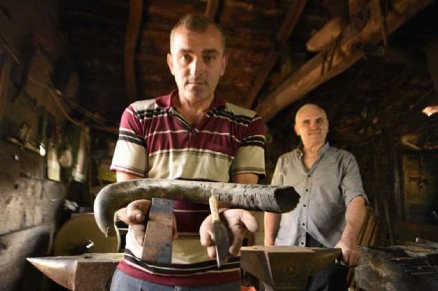 Cumhuriyet Dnemi'ne kadar askeri tehizat yapm devam etmitir. Anadolu'ya gnderilmitir. Gnmzde bak, kazma, balta gibi aletler yaplmaya devam ediyor.   <br><br>  Bu Evrenye ba mehurdur. Salamdr. Manda ve kei boynuzundan yapyoruz. Bulmakta zorlanyoruz. Daha salam ve daha dayankl. Bakalar aa ve plastik kullanrken biz kullanmyoruz. Bak hammaddesi olarak geri dnm malzemeleri kullanyoruz' diye konutu.   