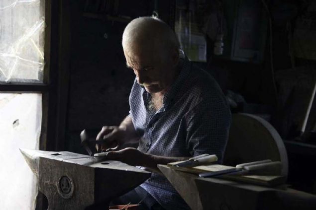 'Hurda malzemelerden bak, kei boynuzundan da saplarn yapyoruz'  <br><br>  Aralarn makaslarndan bak yaptklarn ve saplarna da kei boynuzu kullandklarn syleyen Demirci Ustas Mehmet zdemir ise, '7 yamdan beri meslee devam ediyorum. Babamdan rendim. Ben de ocuklarma, torunlarma retmeye devam ediyorum. Candaroullar Beylii dneminde ok, yay ve kl gibi askeri malzemeler yaplm...   