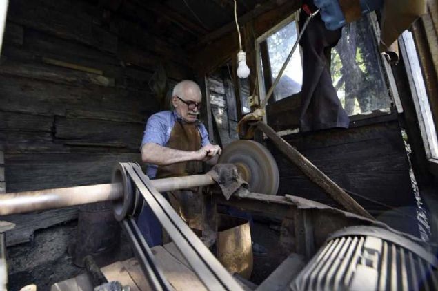 '800 yldan beri bu ocaklar hi snmedi'  <br><br>  800 yldr askeri tehizatlar yaptklarn ve Cumhuriyetin ilanndan sonra da bak, kazma ve balta gibi malzemeler yapmaya baladklarn belirten Demirci Ustas Erdoan zdemir,   <br><br>  'nebolu Baklar Kynde demirci ocaklarmz var. Demirci ocaklarmzda alyoruz. Candaroullar Beylii dneminde kllar, sndler burada yapld. 800 yllk bir mazimiz var.  <br><br>  Sava dnemi bittikten sonra biz baa dndk. Bak, saban, balta, kazma gibi kesici aletlere yapmaya devam ediyoruz. 5 yamda bu ie baladm. lk olarak krk ekiyordum. i rendikten sonra bak yapmaya devam ettim. 42 yandaym. Baba mesleini devam ettiriyoruz. Baklarmz boynuzdan yapyoruz. zellikle manda boynuzu kullanyoruz. Manda boynuzu bulamadmz iin imdi kei boynuzuna dndk.   <br><br>  Artk azald ve boynuz bulmakta zorluk ekiyoruz. Salamlk ynnden daha salam. zelliini kaybetmiyor. Hammaddeyi araba makaslarndan alyoruz. Tamamen hurda malzemeler kullanyoruz' dedi.    