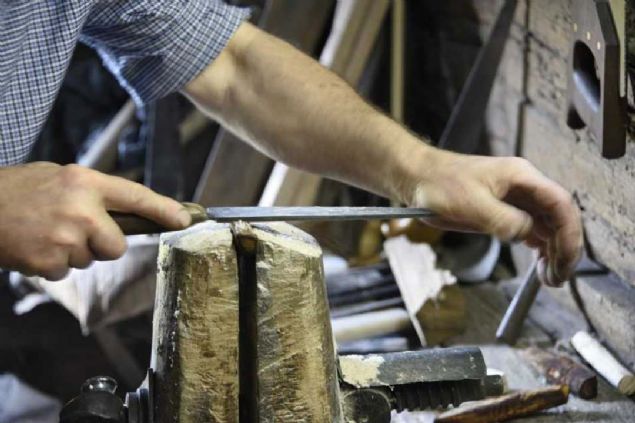 Mehmet Usta 5 yanda balad meslei bugn 60 yldr srdryor. Candarolullar Beylii Dneminde eitli askeri ekipmanlar yaplan bu 800 yllk snmeyen ocaklarda Osmanl Devleti Dneminde kadar devam etmi...     