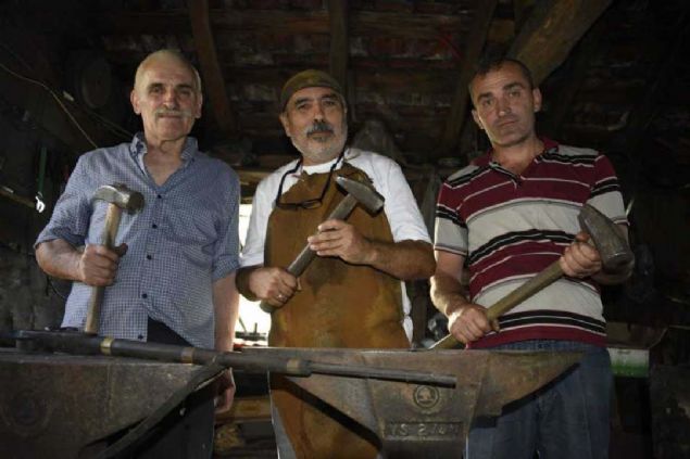 Asrlk demir ocaklar artk bak retiyor  <br><br>  Cumhuriyet'in kurulmasyla ve savan sona ermesiyle ocaklarn sndrmeyen ky sakinleri askeri tehizat yapmn brakarak bak yapmna yneldi.   <br><br>  800 yldan beri tarihi demir ocaklarnn snmemesi iin mcadele eden 10 haneli Baklar Kyde ky sakinleri gnmzde tamamen hurdaya km aralarn atk malzemelerinden bak retiyor.^  <br><br>  Baklarn sap ksmnda zellikle manda ve keiboynuzu tercih ediliyor. Bir bak 4 saatlik ilemin ardndan kullanlabilir hale geliyor. Bak yapmnda tamamen geleneksel yntemler kullanlyor.   <br><br>  Ky halknn tek geim kayna olan geleneksel yntemlerle gerekletirilen bak yapmnn bitmemesi, 800 yldan beri yanan ocaklarnn snmemesi iin ky sakinleri yetkililerden yardm itiyor.     