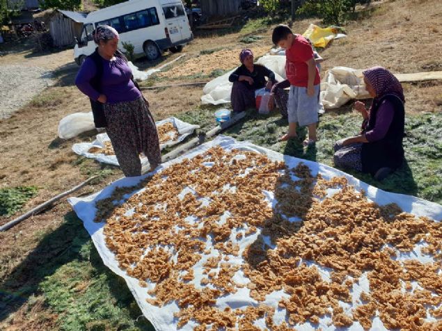 Bez �uvallar i�inde bekletilen yo�urt, ��rek otu ve da� keki�i eklenen kaynam�� bu�day, daha sonra k���k bezeler halinde evlerin damlar�nda ve a��k alanlara serilerek kurutulmaya b�rak�l�yor.   