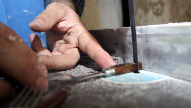 Elaz��l� tespih ustas� U�ur G�ndo�an, eski b��ak, ka��k ve �atal saplar�n� i�leyerek tespihe d�n��t�r�yor. 