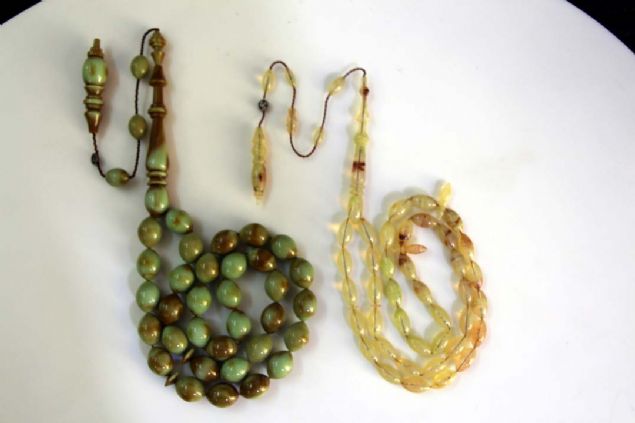 - Yurt d���na kargoyla g�nderiyor  <br><br>  Yapt�klar� tespihlere yurt d���ndan da ilgi g�sterildi�ini aktaran G�ndo�an, sipari� �zerine kargoyla Almanya, Fransa, Hollanda gibi Avrupa �lkeleri ile Arap �lkelerine tespih g�nderdiklerini bildirdi. 