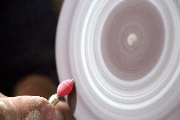 1940'l� y�llarda zengin ailelerinin sofralar�n� s�sleyen �atal ve ka��klar�n ba�l���n� tespihe d�n��t�r�yorum. 1940'l� y�llarda katalin �zerinde b��ak, ka��k, �atallar zengin sofralar�nda bulunacak bir aksesuar olarak �retilmi�, zengin ailelerinin �zel g�nlerinde kulland��� e�yalar olarak kullan�lm��... 