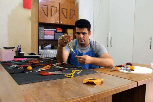 G�ndo�an'�n m��terisi Co�kun Albayrak da tespihlere kar�� b�y�k bir ilgisinin oldu�unu belirterek, Almanya'dan temin etti�i eski b��ak, �atal ve ka��k saplar�n� G�ndo�an'a tespih yapmas� i�in verdi�ini s�yledi. 