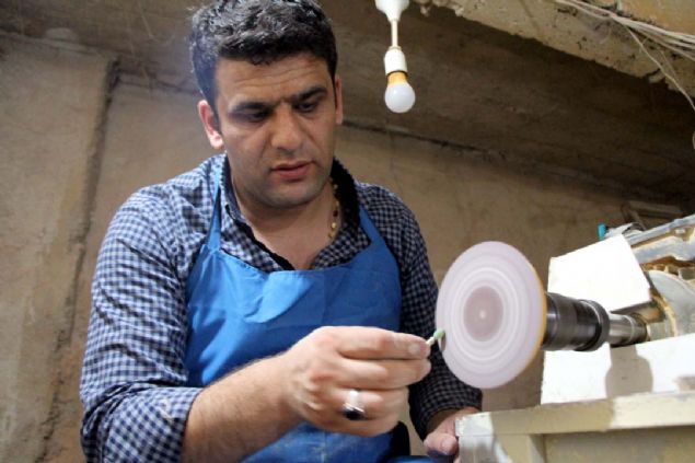 �evresinde tespih ustas� olmad��� i�in internette g�r�nt�leri izleyerek tespih yap�m�n� ��rendi�ini belirten G�ndo�an, �retti�i tespihleri �nce �evresine hediye etti�ini, daha sonra mesle�i haline geldi�ini kaydetti. 