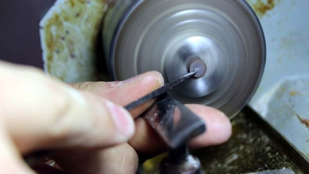 K���k ya�larda merak �zerine yap�m�n� internetten ��rendi�i tespih yap�m�n� kurdu�u 10 metrekarelik at�lyede s�rd�ren 35 ya��ndaki G�ndo�an, unutulmaya y�z tutmu� eski �atal, ka��k, b��ak saplar�na yeniden hayat vererek, tespih yap�yor. 