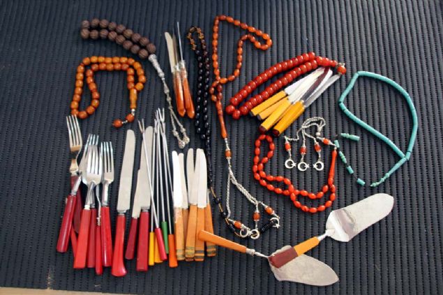 Koleksiyoncular�n at�lyeye s�rekli eski malzemeler getirdi�ini, bu malzemeleri tespihe d�n��t�rd���n� ifade eden G�ndo�an, ��yle konu�tu: 