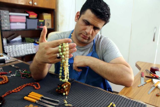 'Son d�nemlerde eski b��ak, ka��k, �atal saplar�ndan tespihler yap�yoruz. Tespihin sanat anlam�nda hikayesinin olmas� ustan�n elinde �ekle d�n��mesinin ard�ndan dua taneleri haline gelmesi koleksiyoncular taraf�ndan �ok seviliyor... 