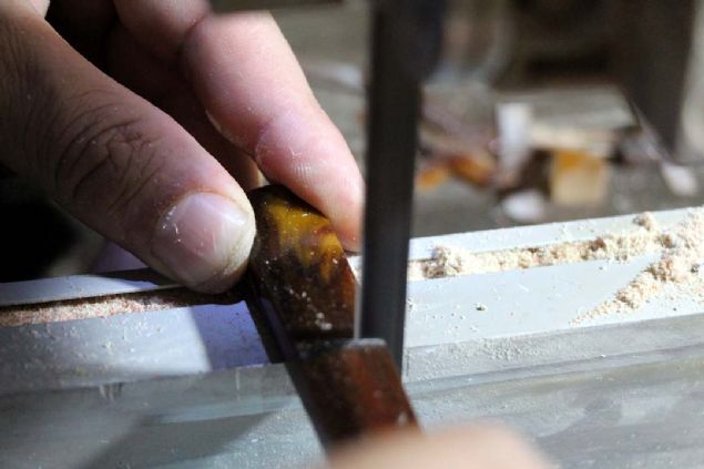 Koleksiyoncular taraf�ndan toplanan eski malzemeleri ebatlar�na g�re i�leyerek ���l ���l tespihlere d�n��t�ren G�ndo�an, AA muhabirine yapt��� a��klamada, k���kl���nden beri babas�ndan ve �evresinden g�rd��� tespihlere kar�� hep ilgisinin oldu�unu s�yledi. 