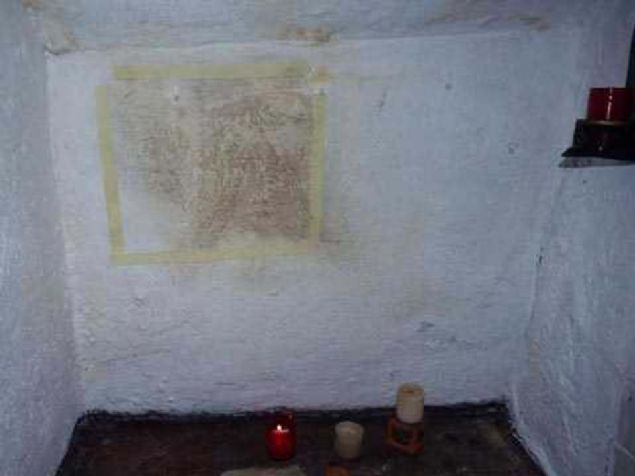 Pereira ailesi, kasaba belediyesinden yardm istedi. Onlar da yaptklar aratrmalar sonucunda en iyi arenin ocan ana merkezini ve arka duvarn ykp iinde bunu salayan eyin ne olduu aratrlmasna karar verdiler.   <br><br>  Tahminen eni 2.80 bir daire ve derinlii 1.50 metre olan bir delik ald. Kazlan duvarn iinde bir oyuk buldular. Burada bir ok insan kemii yn ve iki de basz iskelet bulundu.  <br><br>  Daha sonra kemiklerde yaplan aratrmalar, bunlar 13 yzyldan kalma gen insanlara ait olduu anlald. Bu kemikler, Katolik bir mezarla gmld. Evin mutfann zemini ve ocan olduu yer, tekrar imentoyla svand.         