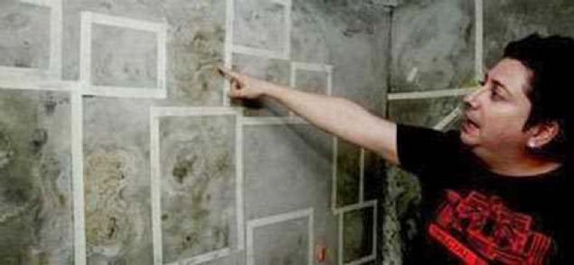 Profesr Bender ve German ve onlarn TV ekibinin, noterin ve ev halknn gzetiminde mutfan zemininin he biri resimlerden bir ka tanesini tam olarak kapayacak kadar blmlere ayrld ve her blmdeki yz resimlerinin dikkatlice fotoraflar ve filmleri ekildi.       