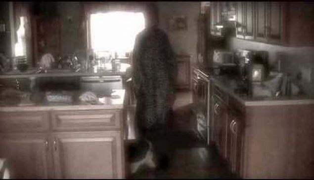 Salonda oturan Mara Gmez Pereira, mutfaktan tuhaf sesler geldiini fark etti.  <br><br>  Ak kapdan baktnda mutfan ortasnda acayip bir ekil grd. lk gn duvarda olumayan balayan bu ekil, sanki sadece bir insan yznn az bir parasna benziyordu.              