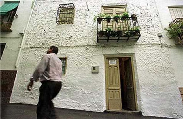 Resmin birisi duvardan sklp inceleme iin Valencia'daki laboratuara gnderilince annda onun ayn yerine ayn resminin bir yenisi beliriyor ve incelemeye giden resim geri gelip yerine konaca zaman ise onun kopyas yok oluyordu.           