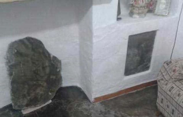 Bu kez, tekrar ortaya kan resmi krmadlar; fakat dikkatle yerinden karp bir kristal ereve iine aldlar.   <br><br>  Bu olaylar, kk bir yer olan Blmez Kasabas'nda hzla yayld ve Pereira'larn evi, bir ok meraklnn akn ettii bir yer oldu.          