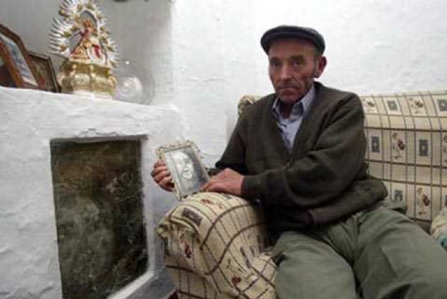 Miguel, bu korkuyla, ald bir balyozla mutfaktaki duvar vurarak ykt ve o adam yz resmini yok etti. Bir hafta sonra Eyll'n 8'inde resim, mutfaktaki ayn yerde tekrar ortaya kt. Bu resme daha sonra 'Pava' ad kondu.           