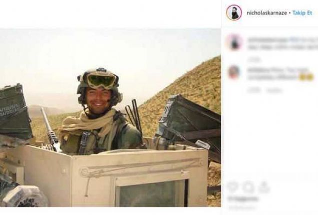 Afganistan'da istihbarat subay olarak grev yapan Amerika Birleik Devletleri Deniz Piyade Kolordusu'nun eski askeri Nick Karnaze, uzayllarn dnya ile temas halinde olduklarn kantlamak iin delil toplamakla grevli bir aratrma ekibinin paras.  