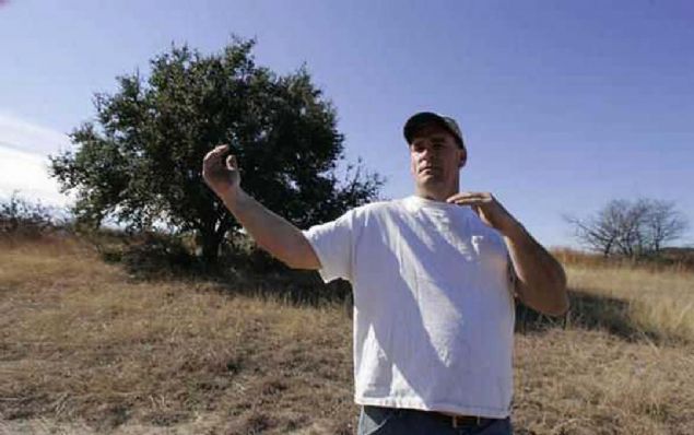 ngiliz basnna konuan eski asker, UFO manzaralar ile doal afetleri arasnda bir iliki olduunu farkettii syledi...  