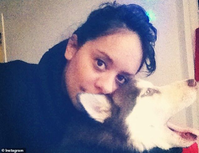 Sonra da o lkeden ayrlrken, herkesi kadnn sa olduuna inandrmak adna, kadnn telefonundan kendisine ve arkadalarna mesajlar att.     