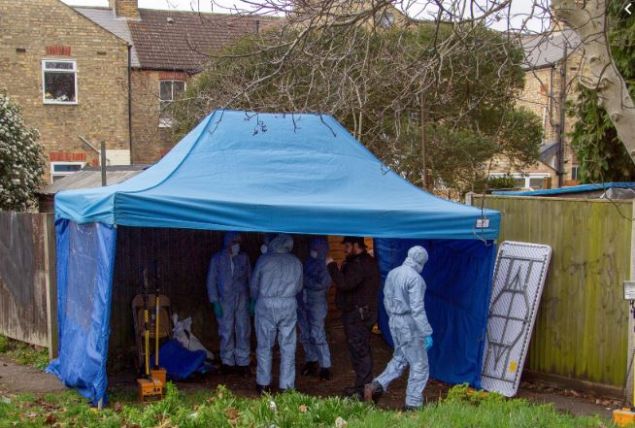 Bulutuklarnda Laureline Garcia-Bertaux'yu boarak ldren katil zanls, kadnn plak vcudunu baheye ieklerin arasna gmd.     