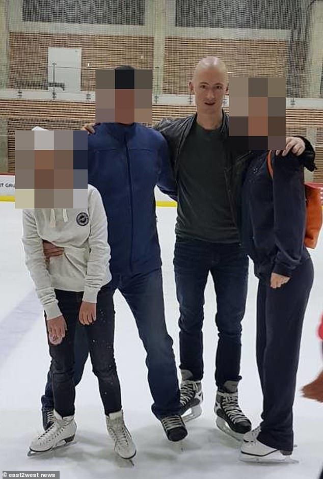 Maddi sknt ierisine giren Belorusov, kz arkadandan bor para istedi ve uzun sre bunu geri demedi.      